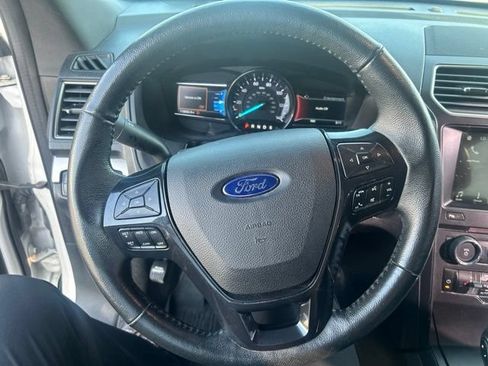 Used 2018 Ford Explorer XLT w/ Equipment Group 202A AWD/4WD image 38