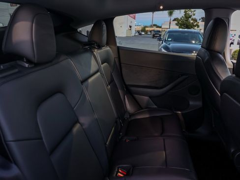 Used 2022 Tesla Model Y Long Range image 18