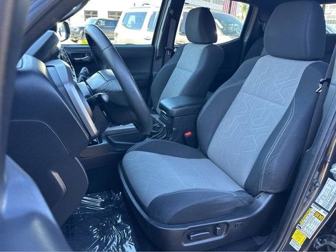 Used 2022 Toyota Tacoma TRD Off-Road image 8