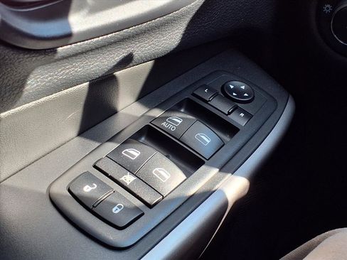 Used 2019 Jeep Cherokee Latitude w/ Popular Appearance Group image 10