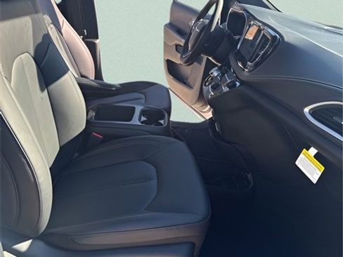 New 2026 Chrysler Pacifica Select image 26
