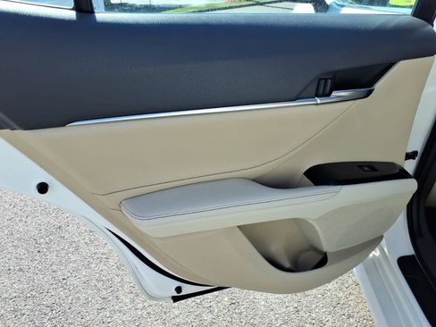 Used 2018 Toyota Camry XLE FWD image 11
