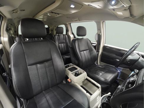 Used 2016 Chrysler Town & Country Touring FWD image 16