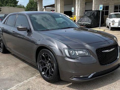 Used 2019 Chrysler 300 S RWD image 2