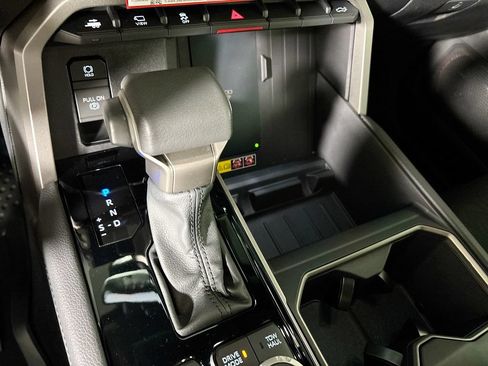 Used 2025 Toyota Tundra Limited AWD/4WD image 17
