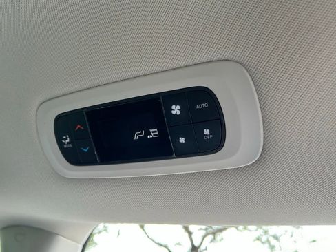 Used 2022 Chrysler Pacifica Touring-L image 42