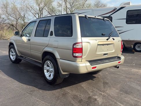 Used 2002 Nissan Pathfinder LE image 3