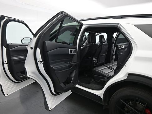 Certified 2020 Ford Explorer XLT w/ Equipment Group 202A image 18