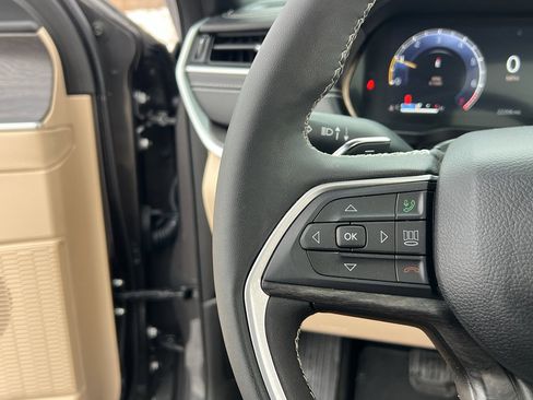 Used 2024 Jeep Grand Cherokee Limited w/ Luxury Tech Group II image 34