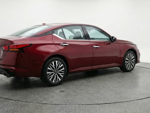 Used 2025 Nissan Altima 2.5 SV FWD image 9