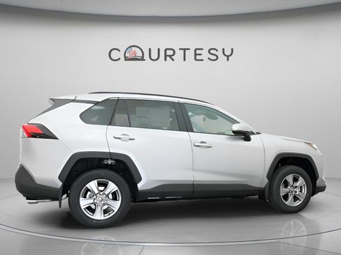 Used 2025 Toyota RAV4 XLE w/ Convenience Package FWD image 15