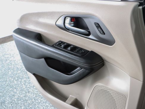 Used 2023 Chrysler Pacifica Touring-L image 21