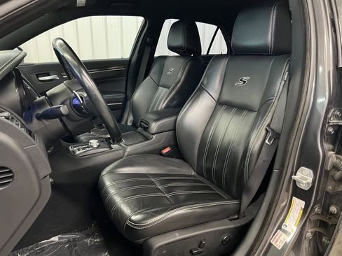 Used 2019 Chrysler 300 S image 3