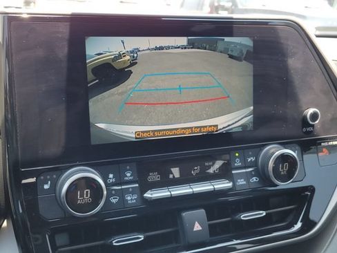 Used 2023 Toyota Highlander XLE AWD/4WD image 18