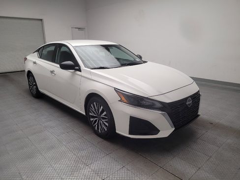 Used 2025 Nissan Altima 2.5 SV FWD image 13