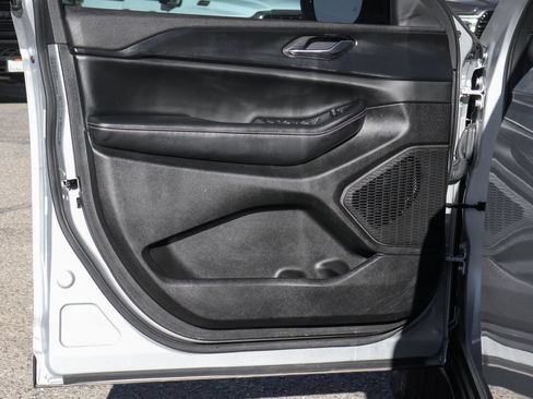 Used 2024 Jeep Grand Cherokee Altitude RWD image 10