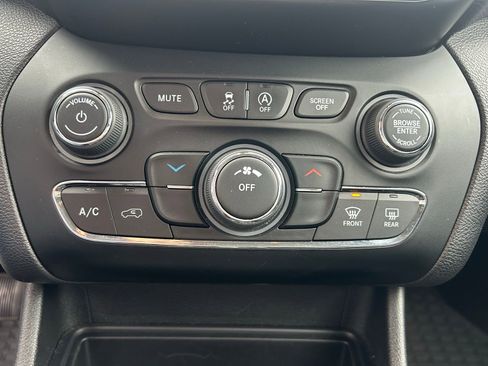 Used 2020 Jeep Cherokee Latitude Lux w/ Quick Order Package 26H Lux AWD/4WD image 19