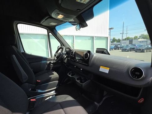 Used 2025 Mercedes-Benz Sprinter 2500 image 10
