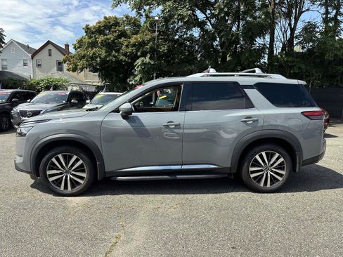 Certified 2022 Nissan Pathfinder Platinum w/ Cargo Package AWD/4WD image 6