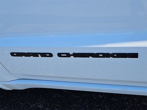 Used 2020 Jeep Grand Cherokee Altitude image 14