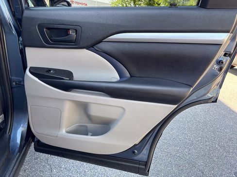 Used 2019 Toyota Highlander Plus AWD/4WD image 42