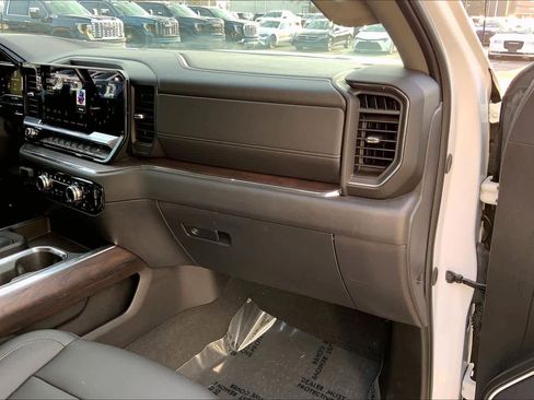 Used 2024 GMC Sierra 1500 SLT image 18