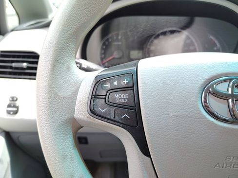 Used 2014 Toyota Sienna LE AWD/4WD image 11