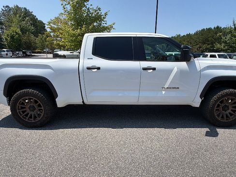 Used 2022 Toyota Tundra SR5 w/ SR5 Convenience Package AWD/4WD image 7