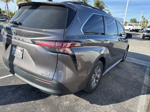 Used 2022 Toyota Sienna XLE image 4