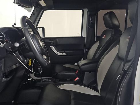 Used 2018 Jeep Wrangler Unlimited Rubicon w/ Connectivity Group AWD/4WD image 7