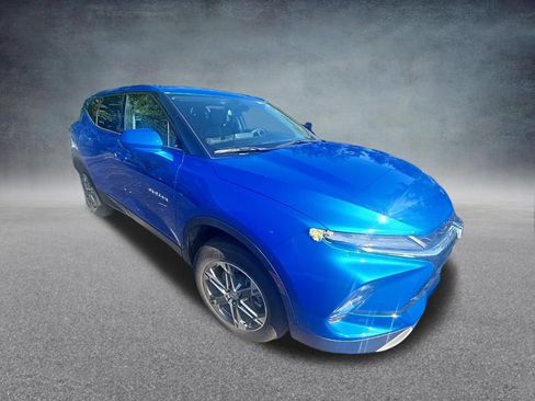 Used 2025 Chevrolet Blazer LT AWD/4WD image 2
