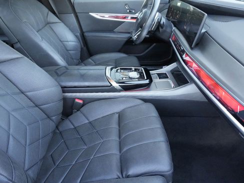 Used 2023 BMW 760i xDrive image 11