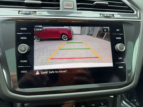 Certified 2022 Volkswagen Tiguan SE w/ Panoramic Sunroof Package AWD/4WD image 22