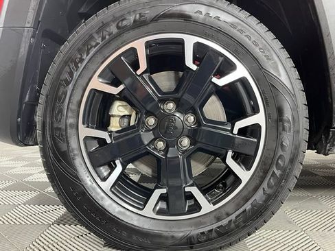 Used 2023 Jeep Renegade Latitude AWD/4WD image 9
