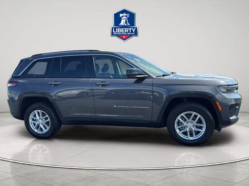 Used 2023 Jeep Grand Cherokee Laredo AWD/4WD image 14