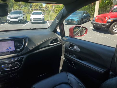 Used 2021 Chrysler Pacifica Touring-L w/ Uconnect Theater Family Group AWD/4WD image 19
