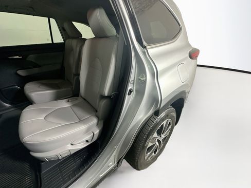 Used 2023 Toyota Highlander XLE FWD image 26