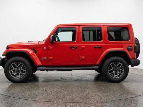 Used 2025 Jeep Wrangler Sahara image 5