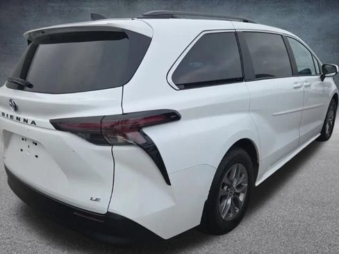 Used 2025 Toyota Sienna LE AWD/4WD image 3