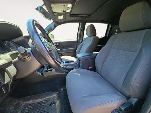 Used 2016 Toyota Tacoma TRD Sport w/ Premium & Technology Package AWD/4WD image 9