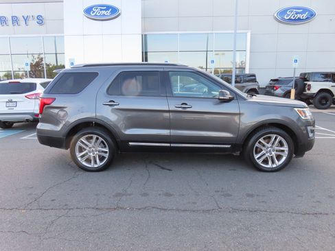 Used 2017 Ford Explorer XLT w/ Equipment Group 202A image 4