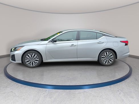 Used 2024 Nissan Altima 2.5 SV FWD image 3