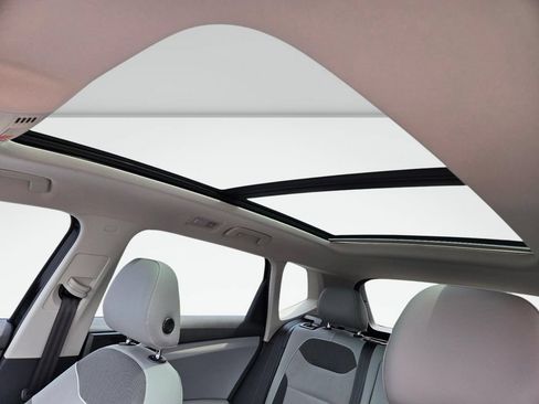Used 2023 Volkswagen Taos SE w/ Panoramic Sunroof Package FWD image 15