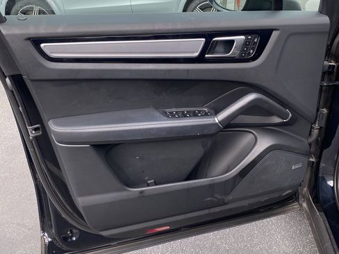 Used 2023 Porsche Cayenne AWD/4WD image 8