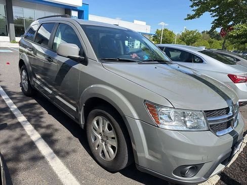 Used 2019 Dodge Journey SE w/ Connectivity Group FWD image 3