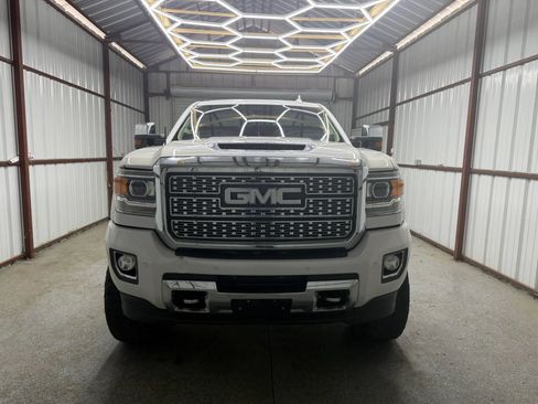 Used 2019 GMC Sierra 2500 Denali w/ Duramax Plus Package AWD/4WD image 2