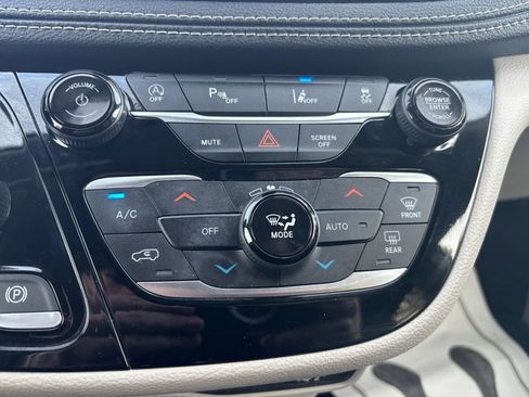 Used 2022 Chrysler Pacifica Touring-L AWD/4WD image 28