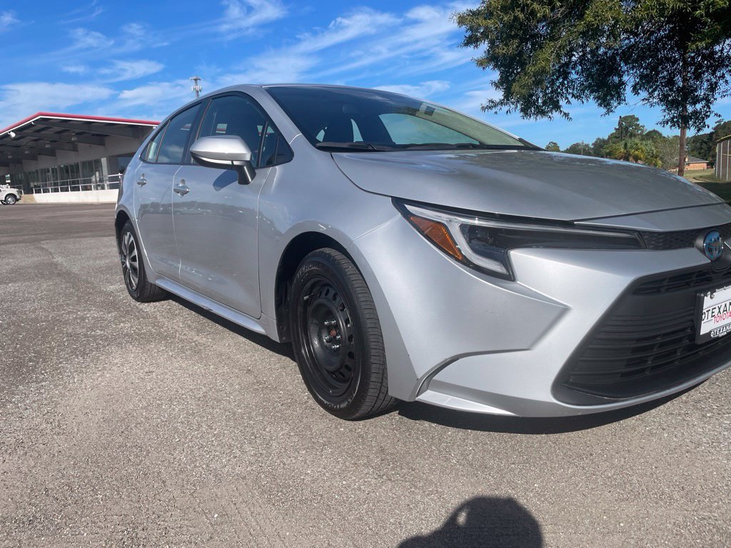 Used 2025 Toyota Corolla LE FWD image 9