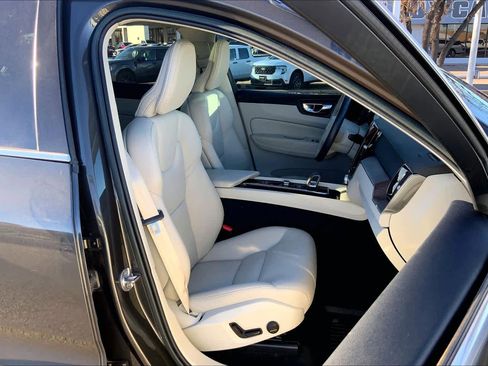 Used 2022 Volvo XC60 B5 Momentum w/ Protection Package Premier image 9