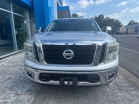 Used 2017 Nissan Titan SL w/ SL Towing Convenience Package RWD image 2